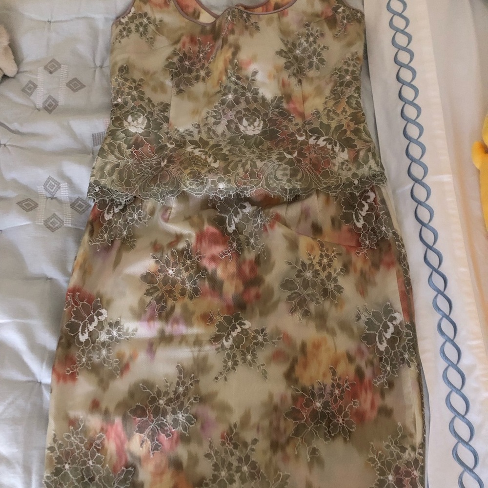 Women’s suit top and skirt size 6 . 100%silk.